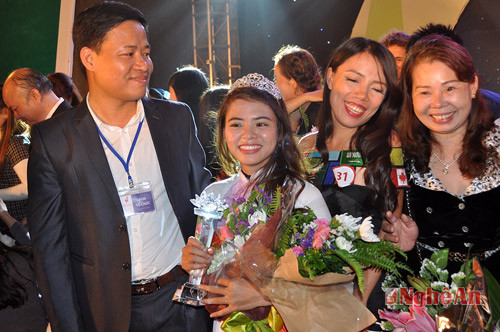 Nguyễn Thị Thanh Hoa (giữa) đăng quang tại Cuộc thi hoa vẻ đẹp Vầng trăng khuyết năm 2015.