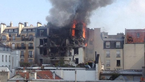 Khói bốc lên từ các tầng trên cùng tòa nhà sau vụ nổ.