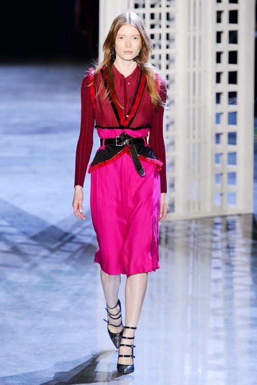Trên sàn diễn Thu Đông năm nay, màu hồng fuchsia (màu của hoa vân anh còn gọi là hồng hoa đăng) - nổi lên từ 2013 - xuất hiện rầm rộ trở lại trong các bộ sưu tập của nhiều hãng mốt lớn. Altuzarra đem tới mẫu áy lụa mỏng pha đỏ và hồng - một sự kết hợp màu phá cách.