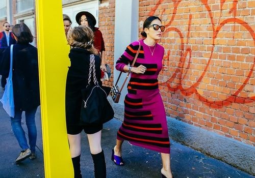 Hồng fuchsia xuất hiện trên áo măng tô, váy liền thân đủ phom dáng từ suông đến ôm sát, xòe bồng...