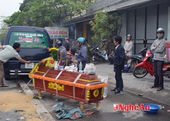 Thi thể bà Lan đang được đưa về nhà mai táng.