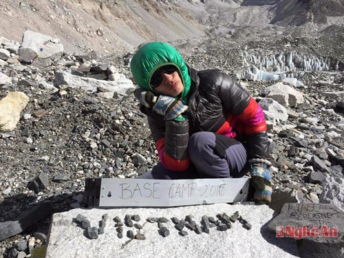 Mai Diệu Thúy xếp những viên đá nhỏ thành chữ Việt Nam trên Everest Base Camp.