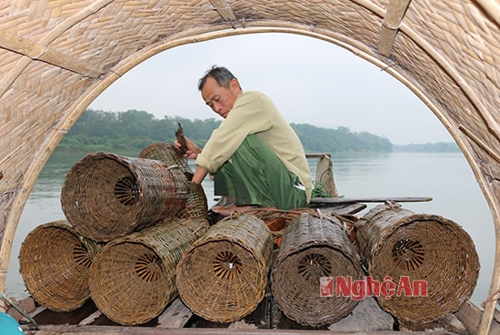 Ông Trần Văn Đường đã gắn bó với nghề thả đụt trên sông Lam 50 năm