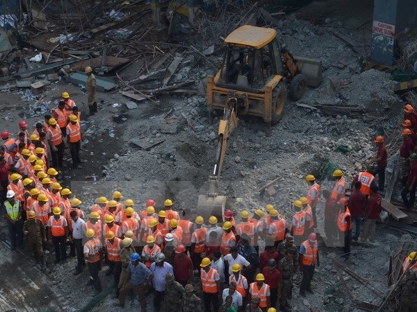 Nhân viên cứu hộ nỗ lực tìm kiếm nạn nhân trong vụ sập cầu ở Kolkata. (Nguồn: AFP/TTXVN)