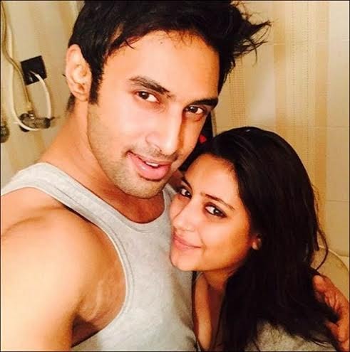 Một bức ảnh hạnh phúc khác của Pratyusha và bạn trai. Cô viết một bài hát lãng mạn cho Rahul khi đăng tải khoảnh khắc này.