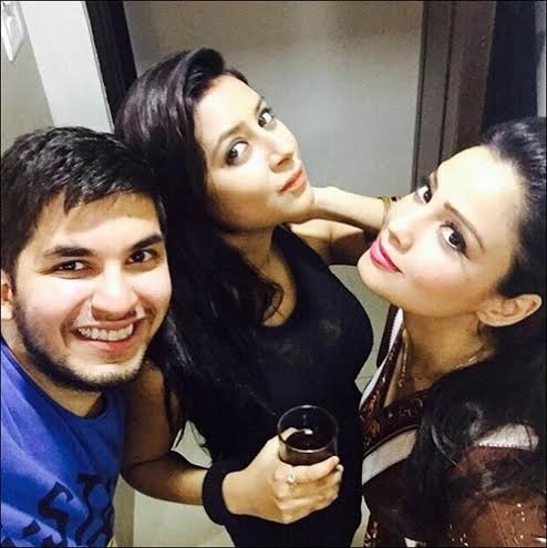 Pratyusha là con người của bạn bè. Cô chia sẻ niềm vui bên những người bạn trong một buổi party.