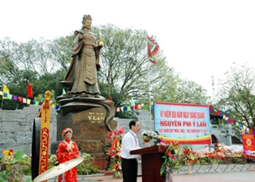 Lễ hội truyền thống Đền Nguyên Phi Ỷ Lan và Kỷ niệm 950 năm ngày đăng quang Nguyên Phi Ỷ Lan được tổ chức trong 3 ngày 30, 31/3 và 1/4/2013. Ảnh: gialam.gov.vn