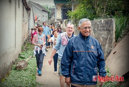 Du khách đến thăm và tham quan làng gốm yên bình. Không giống với gốm Bát Tràng hay gốm sứ Hội An thường được sản xuất để làm vật trang trí trong cung đình vua chúa vì vẻ ngoài cầu kỳ, tinh sảo. Gốm Trù Sơn Trù Sơn đều được làm bằng tay thủ công và nung bằng lò củi truyền thống.