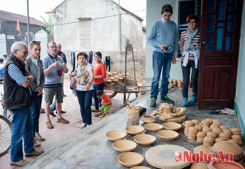 Du khách khám phá, tìm việc sản xuất sản phẩm gốm… Để làm nên những chiếc nồi, siêu, người dân ở Trù Sơn thường tìm về Nghi Lộc, Yên Thành chọn và mang về loại đất thích hợp để làm gốm.
