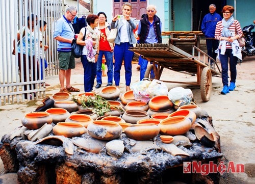 Để gốm Trù Sơn đạt chất lượng cao do được nung trong lò xây bằng đá ong, nung bằng lá thông, đặc biệt bên ngoài có một lớp rơm để giữ nhiệt. Và được đun liên tục trong vòng 4-5 tiếng đồng hồ. ”.
