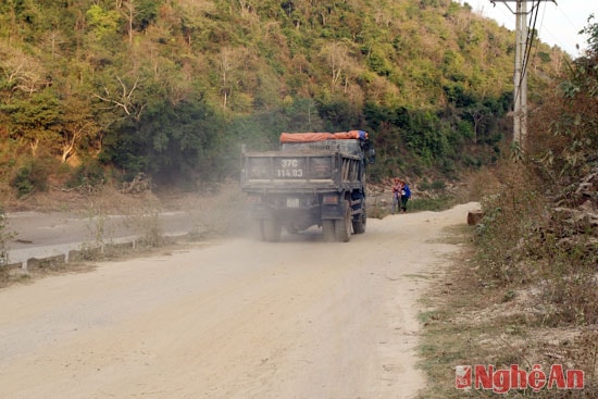 Do lượng xe lưu thông nhiều nên từ nhiều năm nay, con đường Tà Cạ - Mường Típ bị xuống cấp nặng nề. Mỗi khi có xe đi qua bụi bay mù trời.