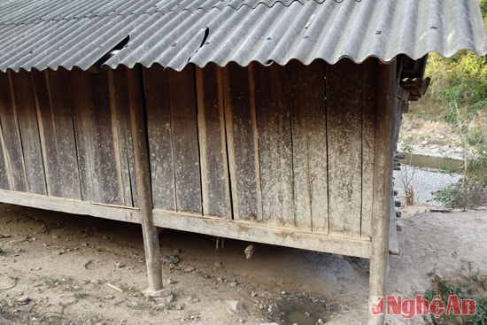 Những ngôi nhà ở sát đường bám đầy bùn và bụi mỗi khi xe chạy qua.
