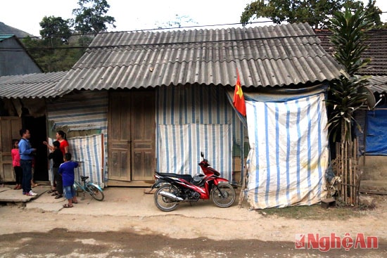 Các hộ dân chống lại bụi bằng cách đóng kín cửa và lấy bạt phủ xung quanh nhà.