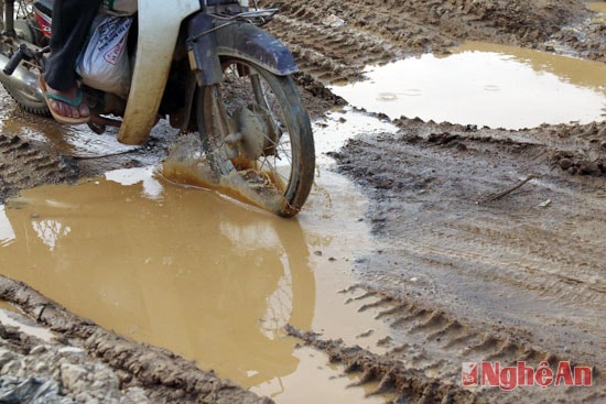 Ngày nắng thì bụi nhưng chỉ cần 1 trận mưa nhỏ thì con đường này lại trở nên trơn trượt nguy hiểm.