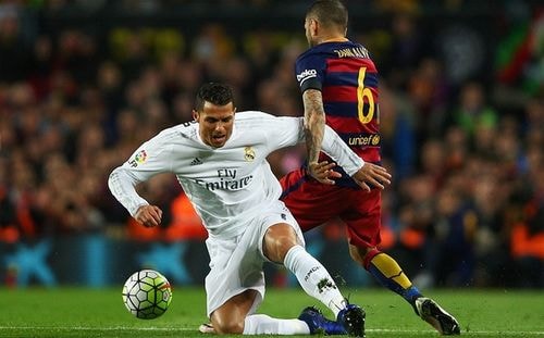 Barca là đội chủ động hơn trong lối chơi, đúng như phong độ gần đây của họ. Real trong khi đó chọn lối chơi phòng ngự phản công...