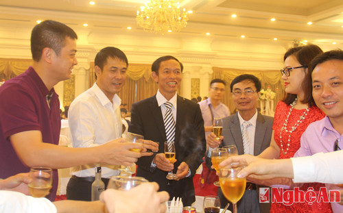 HLV Hữu Thắng, Quang Trường và nhiều cầu thủ SLNA có mặt tại đám cưới.