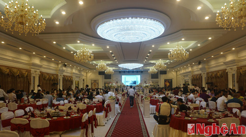 Đám cưới của Nguyên Mạnh được tổ chức tại một nhà hàng sang trọng ở thành phố Vinh với hơn 60 bàn tiệc.