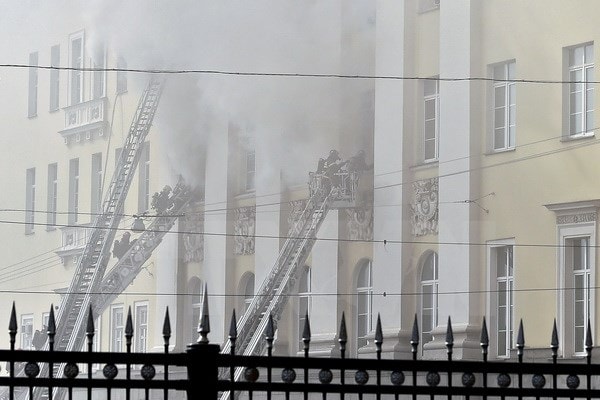 Lực lượng cứu hộ làm nhiệm vụ tại hiện trường vụ hỏa hoạn. (Nguồn: AFP/TTXVN)