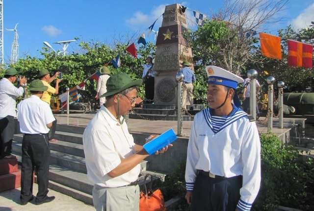 Nhà báo Nguyễn Thanh Cao tác nghiệp tại Trường Sa tháng 4/2012