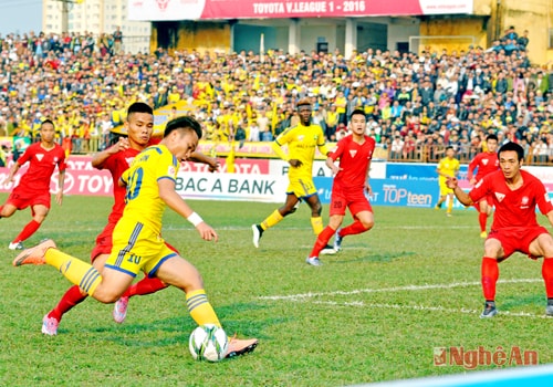 Thiếu tiền vệ tổ chức dẫn dắt lối chơi  lẫn phân phối bóng khiến hàng tiền đạo  của SLNA liên tục “đói bóng”. Ảnh: Đ.C