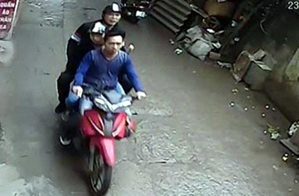 Ba đối tượng tình nghi đánh nhà báo Đỗ Doãn Hoàng xuất hiện trong camera ở hiện trường.