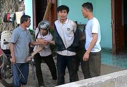 Hạnh (áo khoác đen) bị bắt giữ khi đang nhờ người dân đưa ra đường cái bắt xe chạy trốn. Ảnh: T.L.