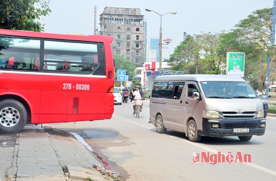 Xe khách 47 chỗ mang BKS 37B-000309 đậu chiếm hết vỉa hè, đuôi xe tràn xuống lòng đường.