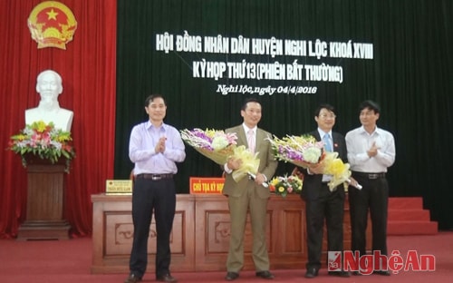 Tặng hoa chúc mừng tân Chủ tịch, Phó Chủ tịch UBND huyện Nghi Lộc
