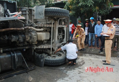 Lực lượng CSGT điều tra nguyên nhân vụ tai nạn 