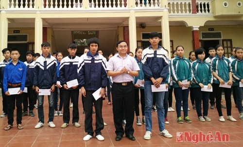 Chủ tịch UBND huyện Đô Lương tặng quà cho các học sinh giỏi tỉnh