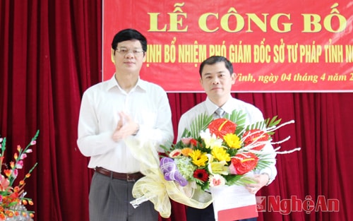 Đồng chí Lê Xuân Đại trao quyết định và tặng hoa chúc mừng đồng chí Chung