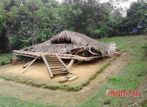 Ngôi nhà sàn bị sập