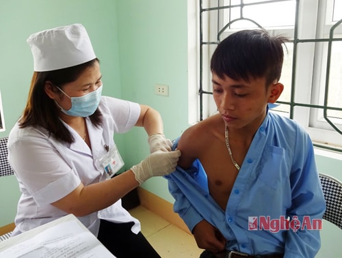 Học sinh trường Trung cấp nghề Yên Thành được tiêm phòng bệnh sởi và rubella