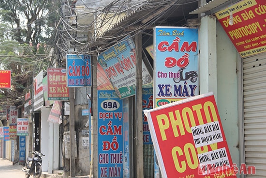 Các tiệm cầm đồ dày đặc trên đường Bạch Liêu