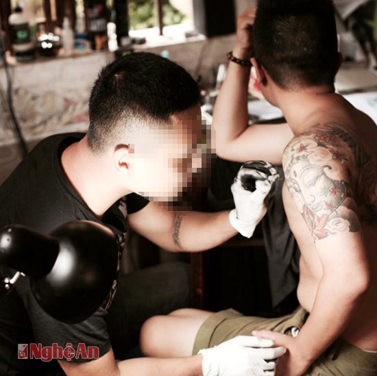 Thợ xăm hình cho khách ở TP. Vinh.