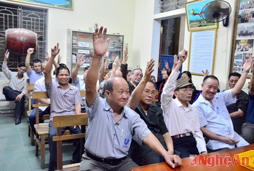 Cử tri biểu quyết thống nhất giới thiệu các ứng cử viên ứng cử vào Quốc hội và HĐND.