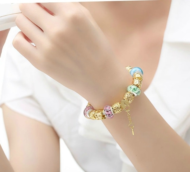 Đeo vòng tay ở tay trái khi làm việc sẽ góp phần khiến huyệt này bị kích thích nhiều hơn.
