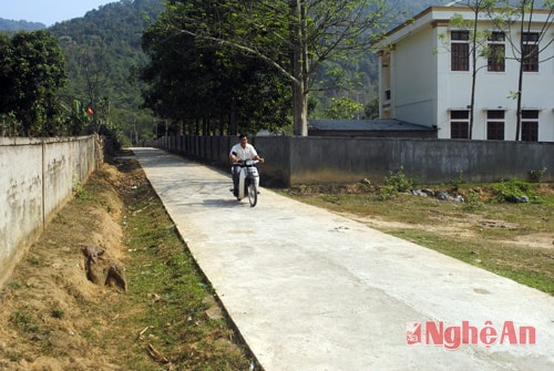 Đường giao thông nông thôn mới ở thôn Bãi Sở, xã Tam Quang, huyện Tương Dương