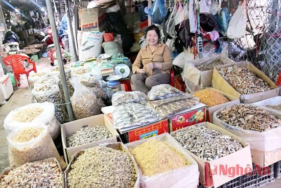 Hàng hóa bày bán tại Chợ trung tâm thương mại Đô Lương hầu hết không được niêm yết giá bán lẻ.