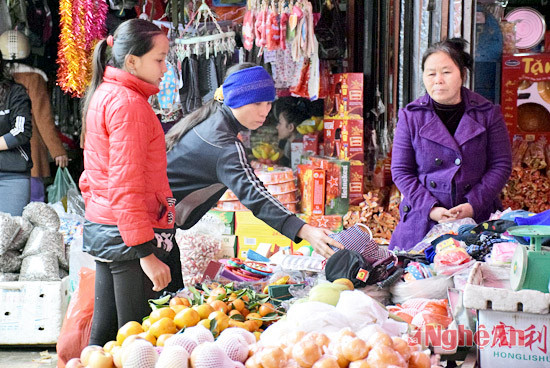 Khách hàng mua hàng hóa tại chợ nông thôn đều phải trả giá, vì tư thương không thực hiện niêm yết giá bán lẻ (ảnh chụp tại chợ Con Cuông).