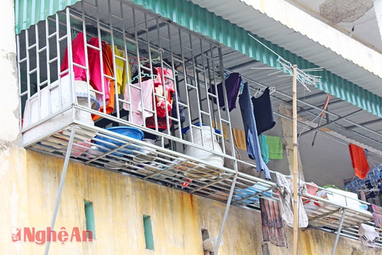 Nhiều hộ dân chung cư Quang Trung tự ý cơi nới diện tích ảnh hưởng tới mỹ quan và tiềm ẩn nguy cơ mất an toàn.