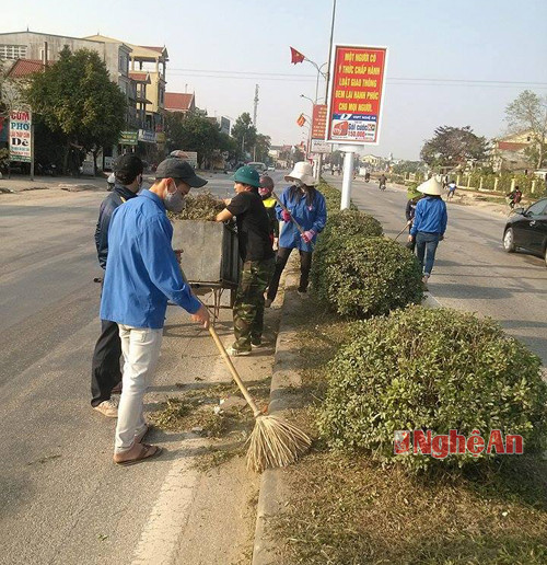 ĐVTN Thị trấn vệ sinh môi trường trên Quốc lộ 1A.