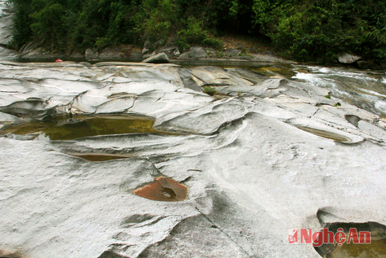 Những tảng đá nằm trên thác cũng được thiên nhiên tạc nên những hình thù hết sức lạ mắt.
