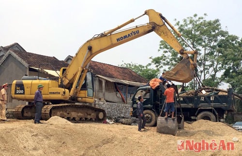 Tạm giữ 2 gàu máy cẩu cát sạn và 1 xe ô tô tải. 