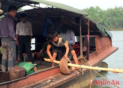 Tháo giỡ và tạm giữ máy hút cát sạn của chủ thuyền Nguyễn Thị Lợi, thôn 1-5 xã Cẩm Sơn 