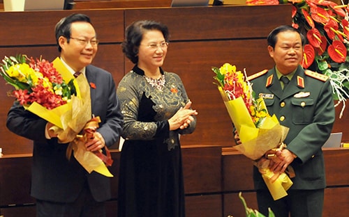 Hai tân Phó Chủ tịch Quốc hội Phùng Quốc Hiển và Đỗ Bá Tỵ ra mắt trước Quốc hội.