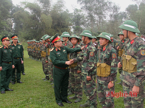 Thiếu tướng Phan Bá Dân kiểm tra chất lượng quân trang của chiến sĩ mới Trung đoàn 335, Sư đoàn 324.