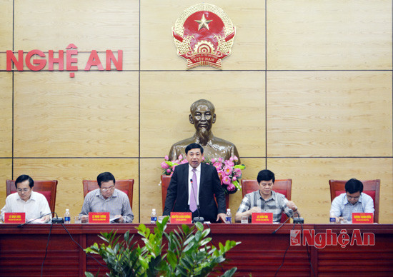 Đồng chí Chủ tịch UBND  tỉnh Nguyễn Xuân Đường phát biểu nhấn mạnh cần xây dựng phương án ứng phó với thiên tai