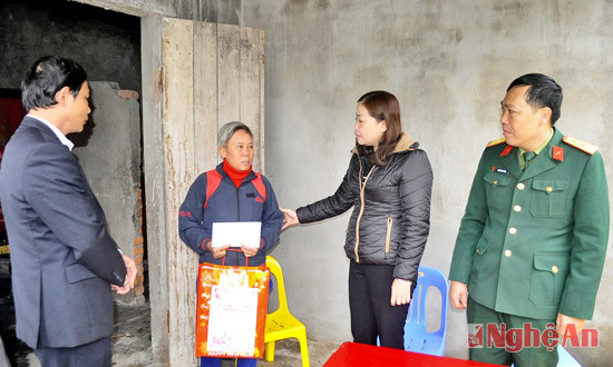 Chị Lý Thị Thanh nhận quà Tết từ Đảng ủy Khối Cơ quan cấp tỉnh.