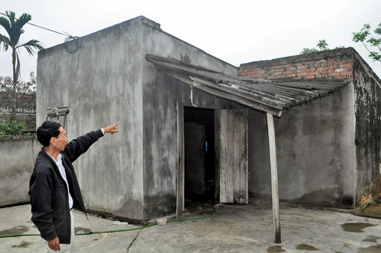 Ông Phan Thanh Lý - Bí thư chi bộ giới thiệu ngôi nhà tạm của bà Lý Thị Thanh ơ xóm Kỳ